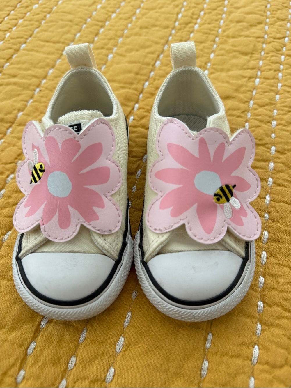 Converse Kids Floral Bee Slip-On Sneakers in Cream and Pink size 5